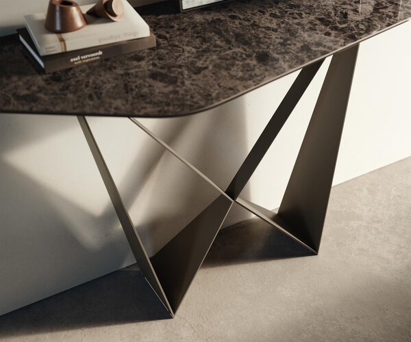 DELIFE Konzolový stolík Edge polygonálny 140×50 cm keramika emperador extra leštená tmavohnedá Spios kov titánová farba