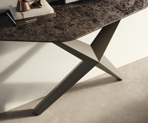 DELIFE Konzolový stolík Edge polygonálny 140×50 cm keramika Emperador Extra Lucidato tmavohnedá Zentharo kov titánová farba