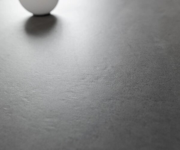 DELIFE Konferenčný stolík Edge zaoblený 60×60 cm keramika betónová sivá Eleny nerezová oceľ kefovaná