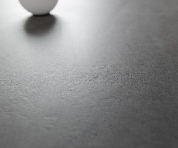 DELIFE Konferenčný stolík Edge zaoblený 50×50 cm keramika betónová sivá Eleny nerezová oceľ kefovaná