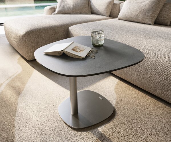 DELIFE Konferenčný stolík Edge zaoblený 60×60 cm keramika betónová sivá Eleny nerezová oceľ kefovaná
