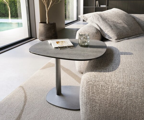 DELIFE Konferenčný stolík Edge zaoblený 60×60 cm keramika betónová sivá Eleny nerezová oceľ kefovaná