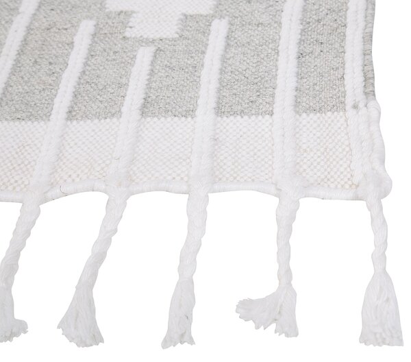 Koberec sivá a biela 140 x 200 cm syntetický materiál dekoratívne strapce indický štýl do interiéru a exteriéru