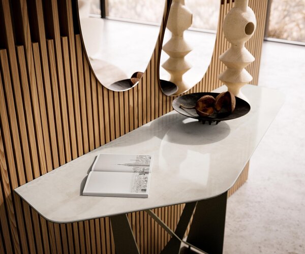 DELIFE Konzolový stolík Edge polygonálny 140×50 cm keramika onyx šampanské Spios kov titánová farba efekt