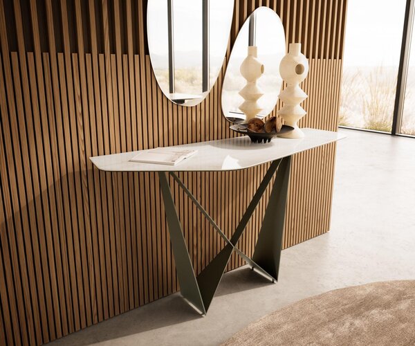 DELIFE Konzolový stolík Edge polygonálny 140×50 cm keramika onyx šampanské Spios kov titánová farba efekt