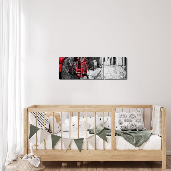 Obraz červeného kolesa na dláždenej ulici (s hodinami) (90x30 cm)