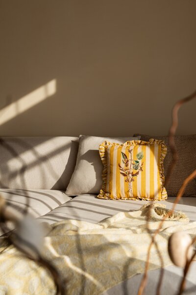 Dekoratívny vankúš s výšivkou Camila Yellow 35 × 35 cm