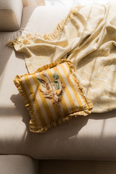 Dekoratívny vankúš s výšivkou Camila Yellow 35 × 35 cm
