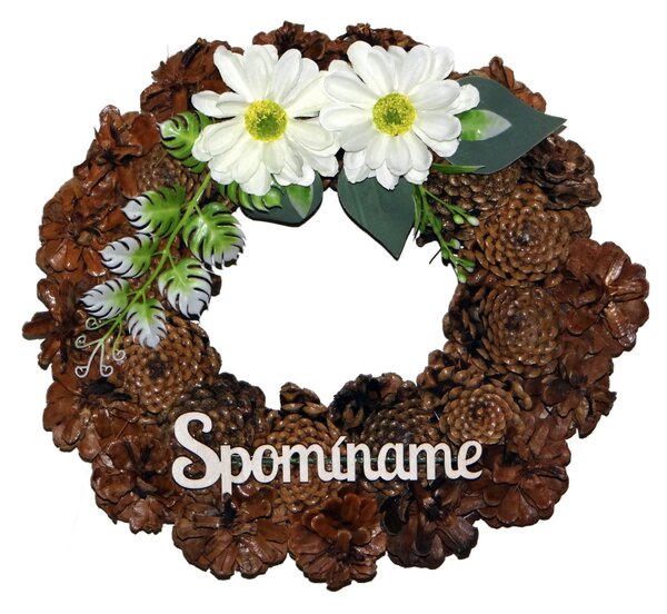 Prírodný šiškový veniec Spomíname 32 cm – lakovaný, s bielymi kvetmi a zelenými listami (Veniec zo šišiek s nápisom Spomíname, bielymi kvetmi a zelenými listami, 32 cm)
