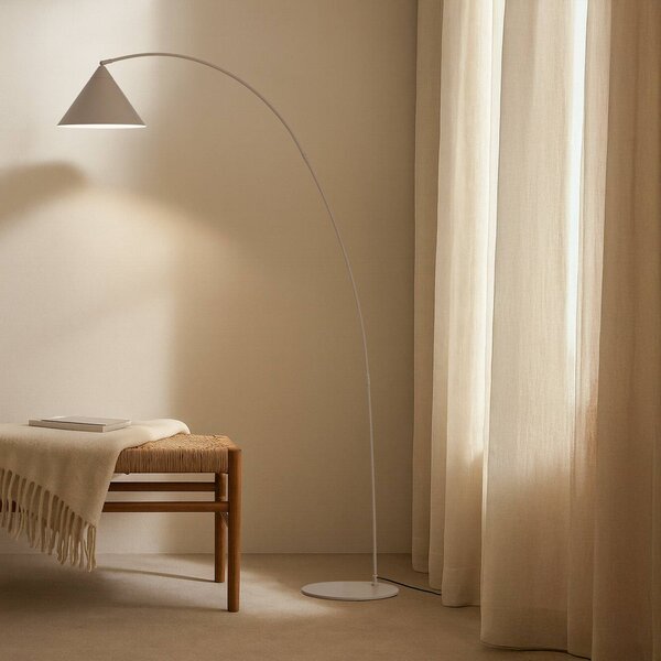 Lindby Oblúková lampa Triangolo, béžová, výška 195 cm, kov, E27, Krémová / jantárovo žltá, Obývacia izba / jedáleň, kov, Moderný, Oblúková stojaca lampa