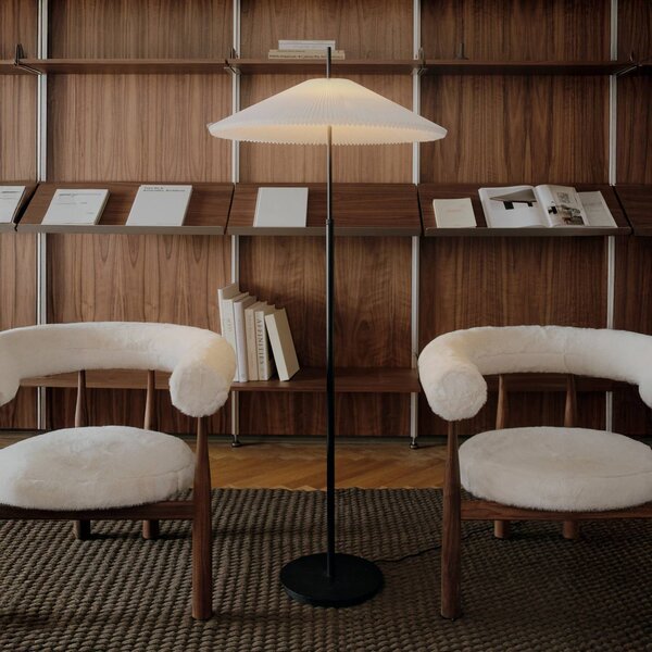 New Works LED stojacia lampa Nebra, čierna/biela, 150 cm, textil, Čierna, Obývacia izba / jedáleň, kov, Dizajn, Stojaca lampa