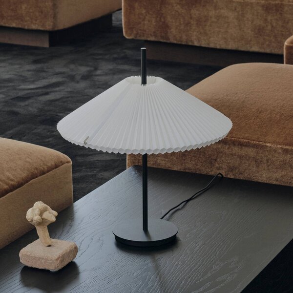 New Works Stolová LED lampa Nebra, čierna/biela, 45 cm, textil, Čierna, Obývacia izba / jedáleň, kov, Dizajn, Stojacie svietidlo