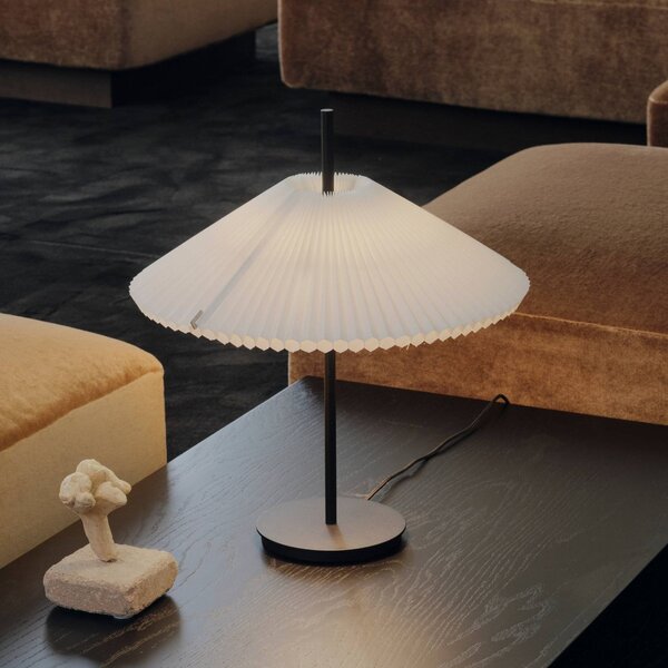 New Works Stolová LED lampa Nebra, čierna/biela, 45 cm, textil, Čierna, Obývacia izba / jedáleň, kov, Dizajn, Stojacie svietidlo
