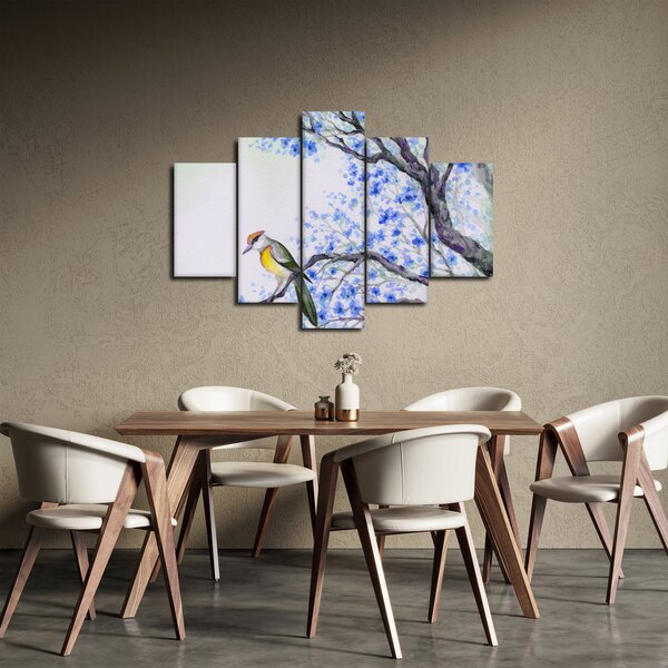 Obraz - Vtáčik na strome s modrými kvetmi (150x105 cm)
