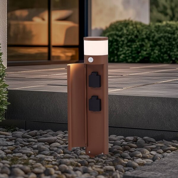 Lucande stojanová lampa Corban, hrdzavá, senzor, zásuvky, IP44, Hnedá / hrdzavá, Hliník, Moderný, Vonkajčie stĺpové osvetlenie