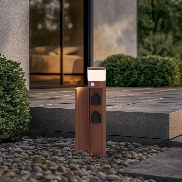 Lucande stojanová lampa Corban, hrdzavá, senzor, zásuvky, IP44, Hnedá / hrdzavá, Hliník, Moderný, Vonkajčie stĺpové osvetlenie