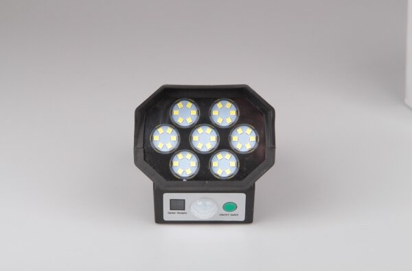 LED maketa bezpečnostnej kamery so senzorom LED/5W/5,5V IP65 + diaľkový ovládač