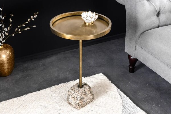Art deco okrúhly príručný stolík Stone so zlatou kovovou doskou s vyvýšeným okrajom a asymetrickou mramorovou podstavou 60 cm