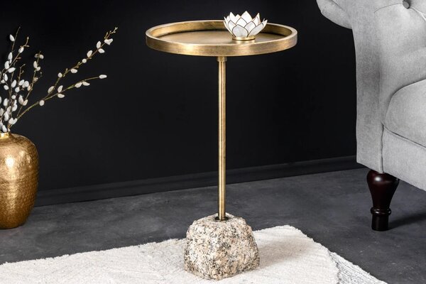 Art deco okrúhly príručný stolík Stone so zlatou kovovou doskou s vyvýšeným okrajom a asymetrickou mramorovou podstavou 60 cm
