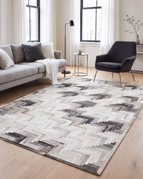 Koberec sivý a béžový kožený 140 x 200 cm nízky vlas geometrický vzor obdĺžnikový