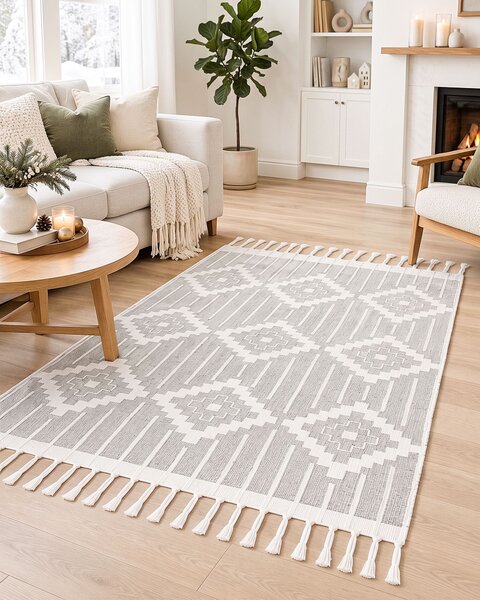 Koberec sivá a biela 140 x 200 cm syntetický materiál dekoratívne strapce indický štýl do interiéru a exteriéru