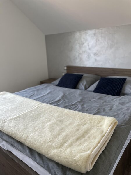 Prehoz na postel z ovčej vlny Rozmer: 200x90 cm
