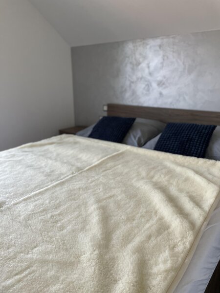 Prehoz na postel z ovčej vlny Rozmer: 200x90 cm