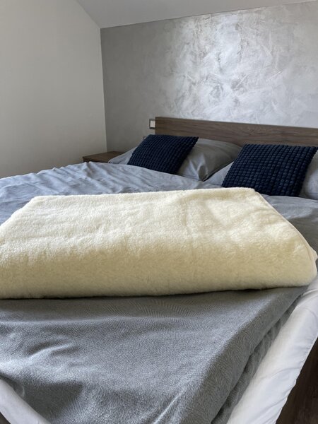 Prehoz na postel z ovčej vlny Rozmer: 200x90 cm