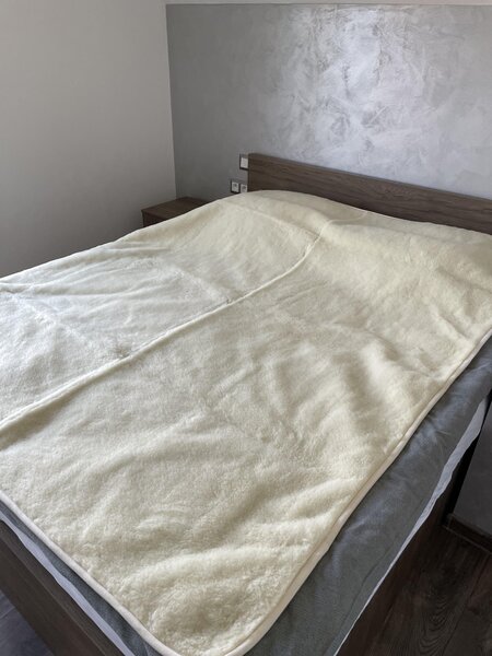 Prehoz na postel z ovčej vlny Rozmer: 200x90 cm