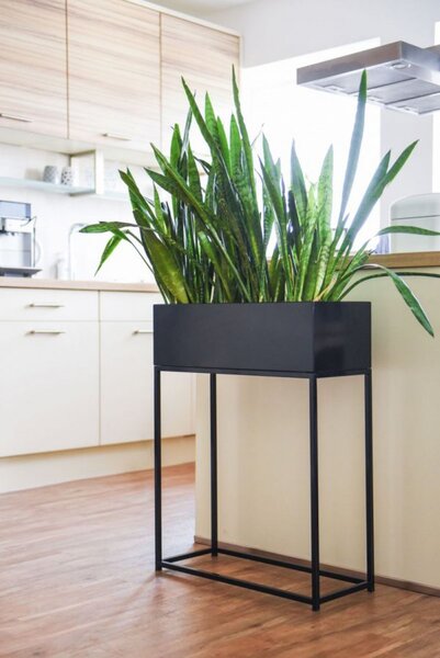 Moderný kvetináč na nožičkách STYLE, oceľ, šírka 60 cm, čierny mat