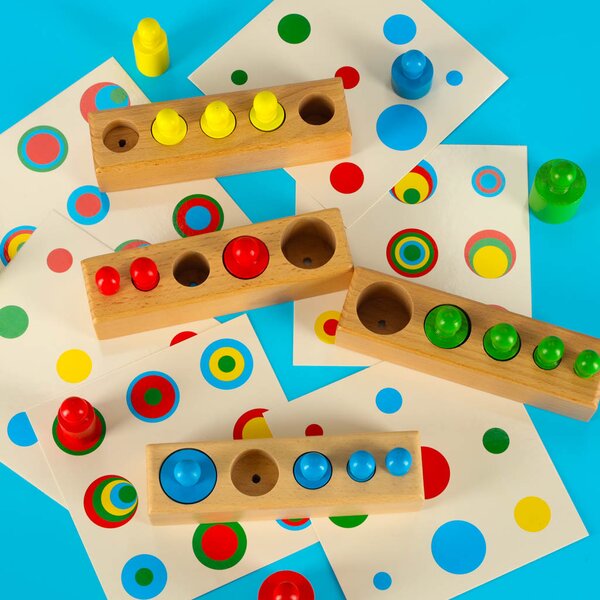 KIK Dřevěná Montessori skládačka – barevná válcová závaží pro děti