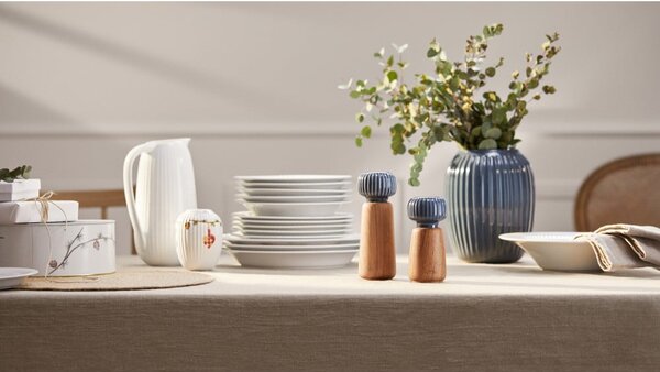 Mlynček z dubového dreva na korenie so sivomodrým detailom z porcelánu Kähler Design Hammershoi, výška 17,5 cm
