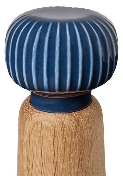 Mlynček z dubového dreva na korenie s tmavomodrým detailom z porcelánu Kähler Design Hammershoi, výška 13 cm