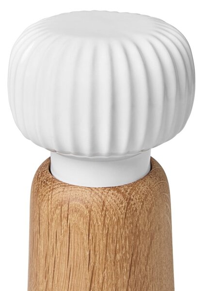 Mlynček z dubového dreva na korenie s bielym detailom z porcelánu Kähler Design Hammershoi, výška 17,5 cm