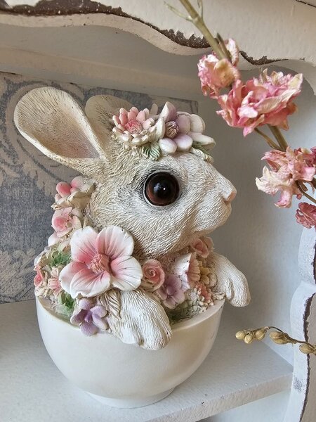 Dekoratívna soška králiček v šálke posiaty kvetinami - 13*10*15cm - Clayre & Eef