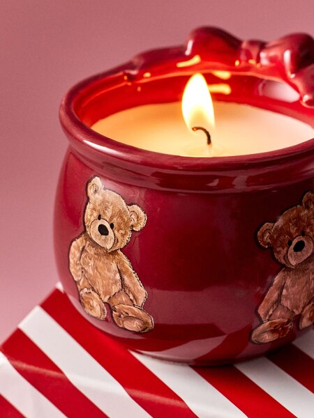 Sinsay - Vianočná vonná sviečka s potlačou medvedíkov Cinnamon - lilavá