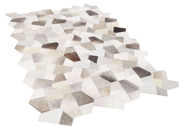 Koberec šedý a béžový kožený 140 x 200 cm hovädzia koža patchworkový vzor nepravidelný okraj filcová spodná strana moderný