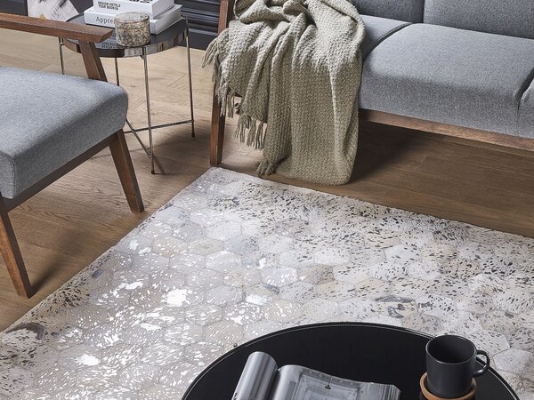 Obdĺžnikový koberec strieborný s béžovou z hovädzej kože 140 x 200 cm patchwork šesťuholníky glamour