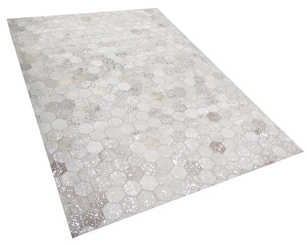 Obdĺžnikový koberec strieborný s béžovou z hovädzej kože 140 x 200 cm patchwork šesťuholníky glamour