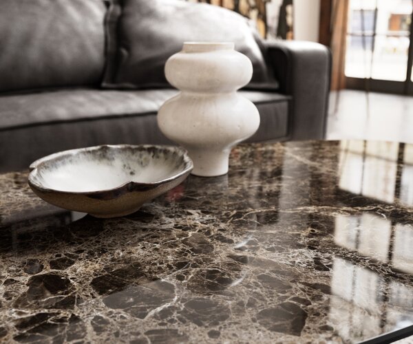 DELIFE Konferenčný stolík Edge organický 140x76 cm keramika Laminam® Emperador Extra Lucidato tmavohnedá konická nerezová oceľ kefovaná