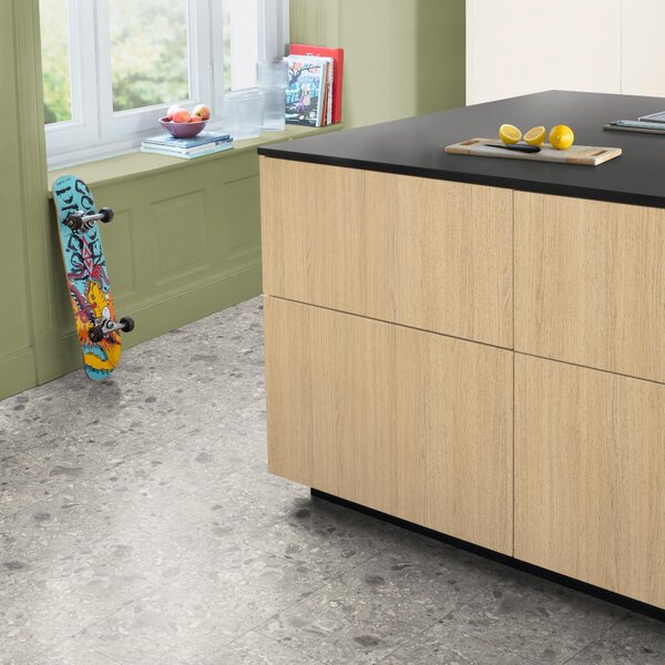 EGGER NatureSense Aqua 8/32 Kingsize Triestino Terrazzo sivé SOLF021 2,54 m²