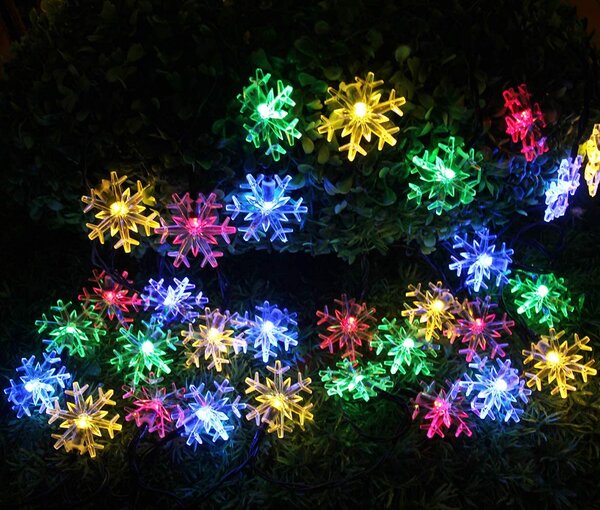 Vnútorná LED vianočná reťaz so snehovými vločkami - viacfarebná, zelený kábel, blikajúca, 3m, 28 LED