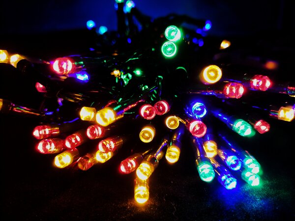 Vnútorná vianočná LED reťaz na batérie - rôznofarebná, 2 m, 20 LED
