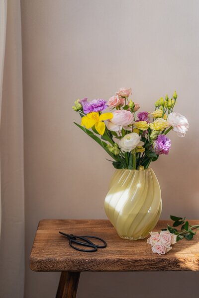 Sklenená váza Yellow 24 cm