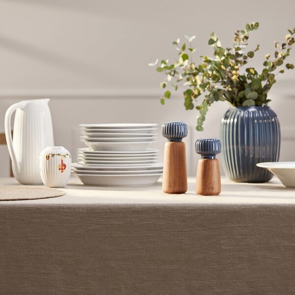 Mlynček z dubového dreva na korenie s antracitovým detailom z porcelánu Kähler Design Hammershoi, výška 13 cm