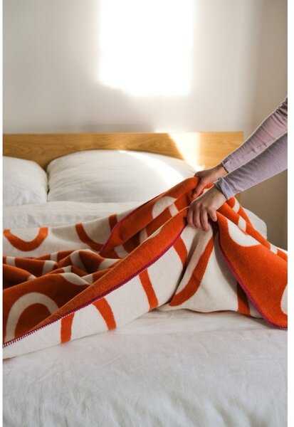 Oranžová deka 150x200 cm Swirl – noo.ma