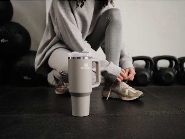 Svetlosivá termoska so slamkou z nehrdzavejúcej ocele 890 ml Quencher H2.O FlowState™ Tumbler Ash – Stanley