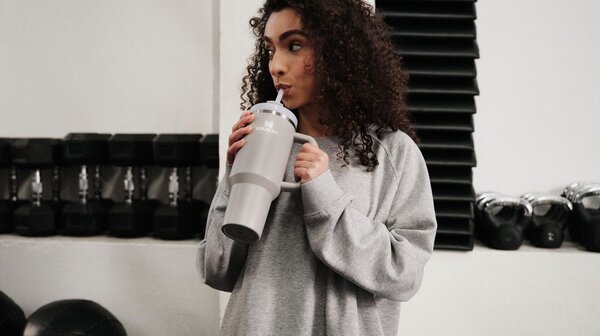 Svetlosivá termoska so slamkou z nehrdzavejúcej ocele 890 ml Quencher H2.O FlowState™ Tumbler Ash – Stanley