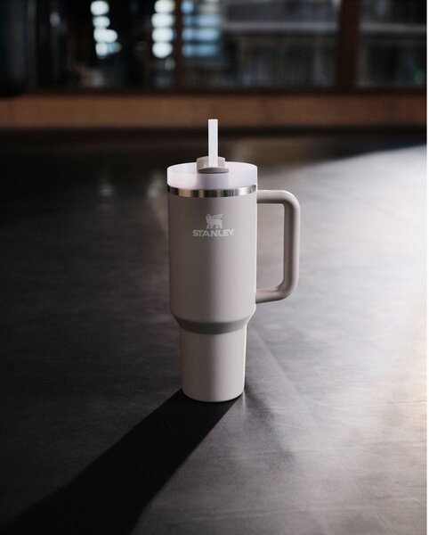 Svetlosivá termoska so slamkou z nehrdzavejúcej ocele 890 ml Quencher H2.O FlowState™ Tumbler Ash – Stanley