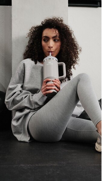 Svetlosivá termoska so slamkou z nehrdzavejúcej ocele 890 ml Quencher H2.O FlowState™ Tumbler Ash – Stanley